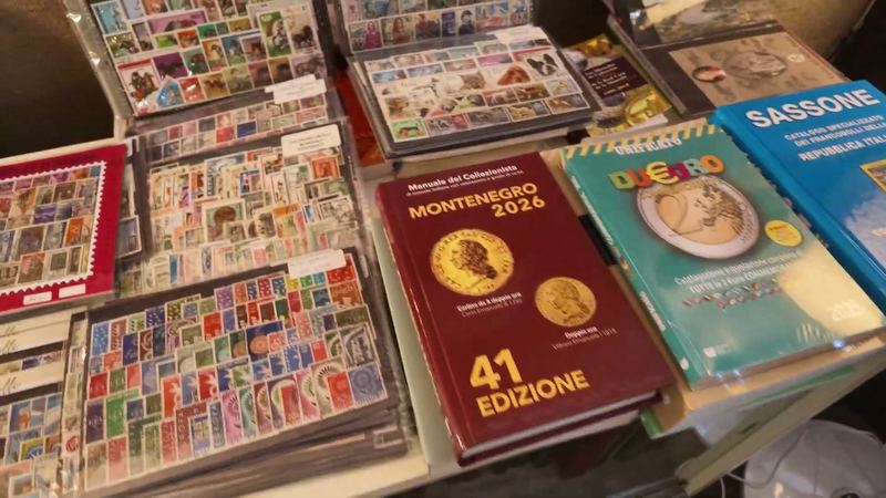 Francobolli e cataloghi sul bancone