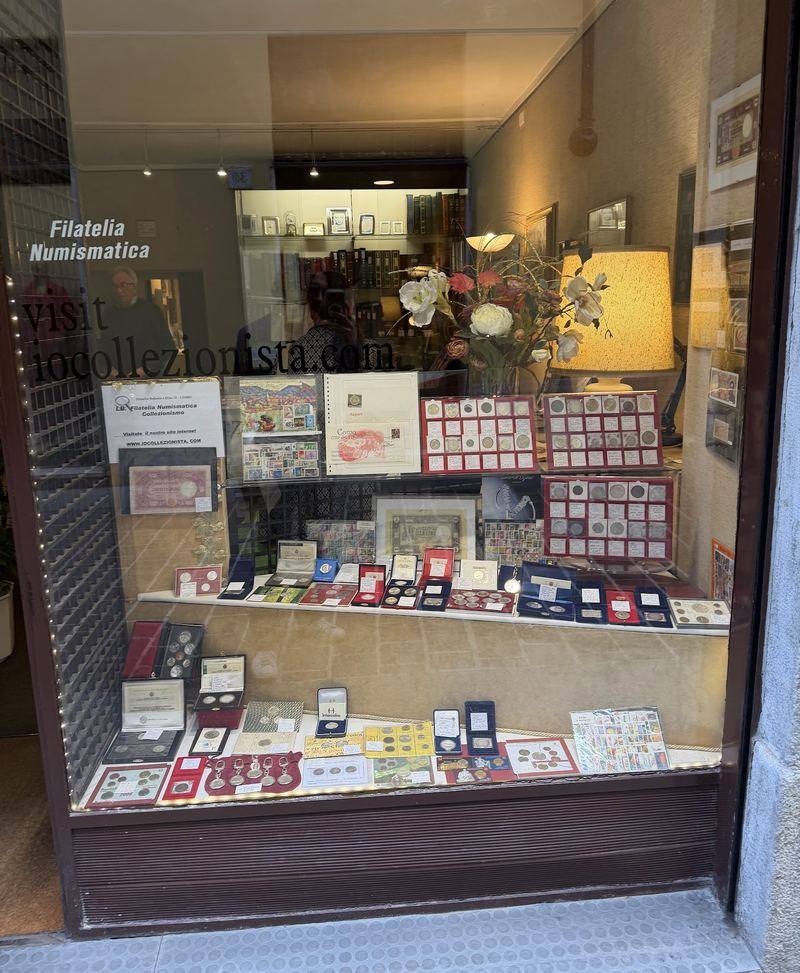 La vetrina della Filatelia Bellasio in via Armando Diaz 23 a Como