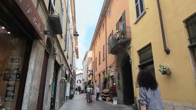 La via del negozio nel centro di Como